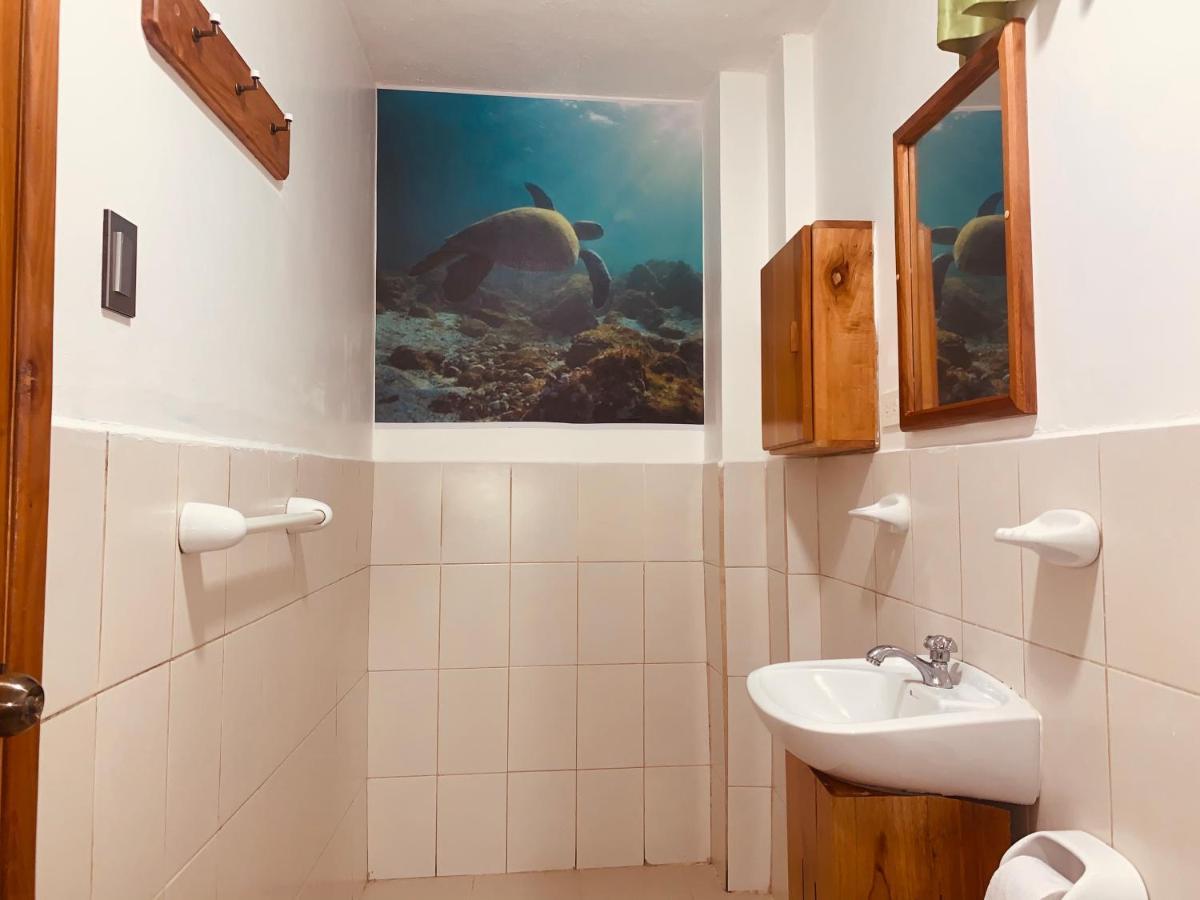 Hostal White House Galapagos Пуэрто-Айора Экстерьер фото