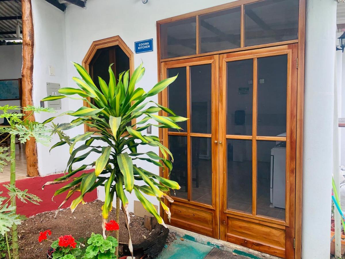 Hostal White House Galapagos Пуэрто-Айора Экстерьер фото