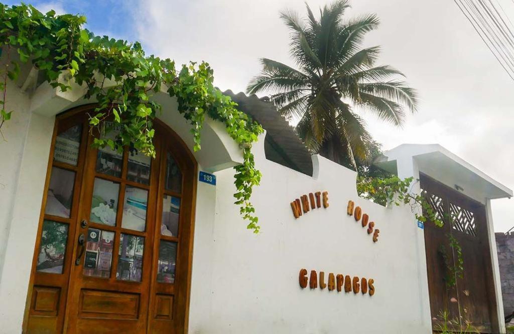 Hostal White House Galapagos Пуэрто-Айора Экстерьер фото