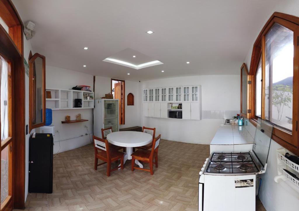 Hostal White House Galapagos Пуэрто-Айора Экстерьер фото