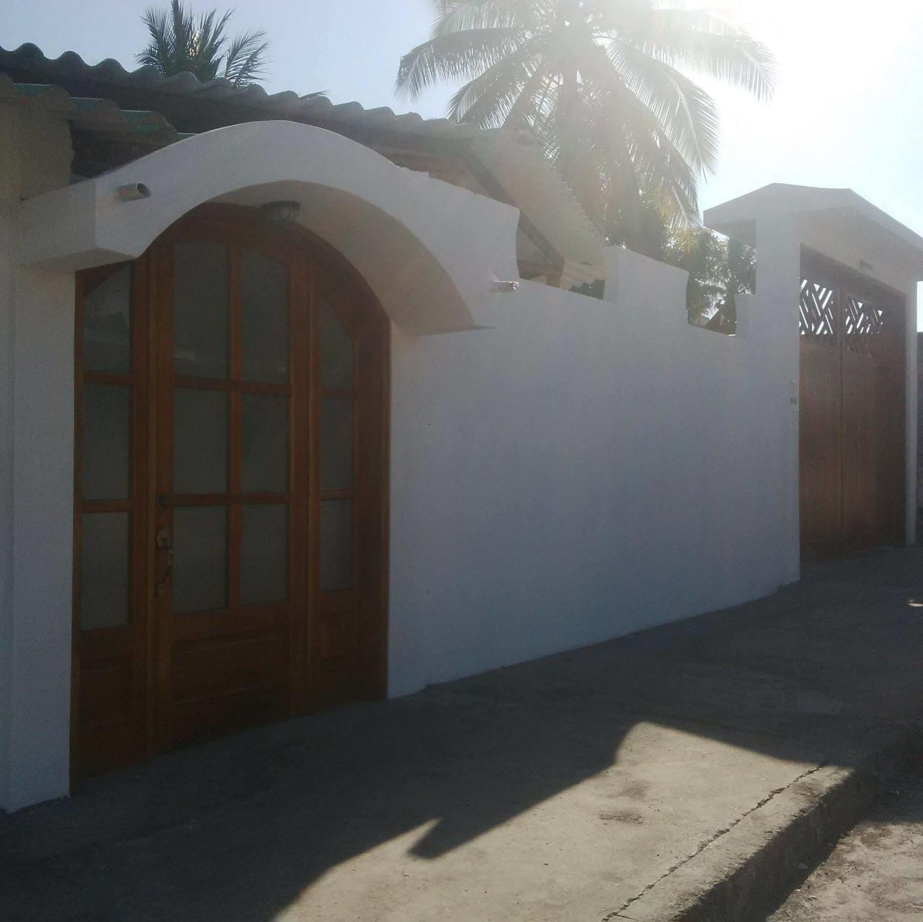 Hostal White House Galapagos Пуэрто-Айора Экстерьер фото