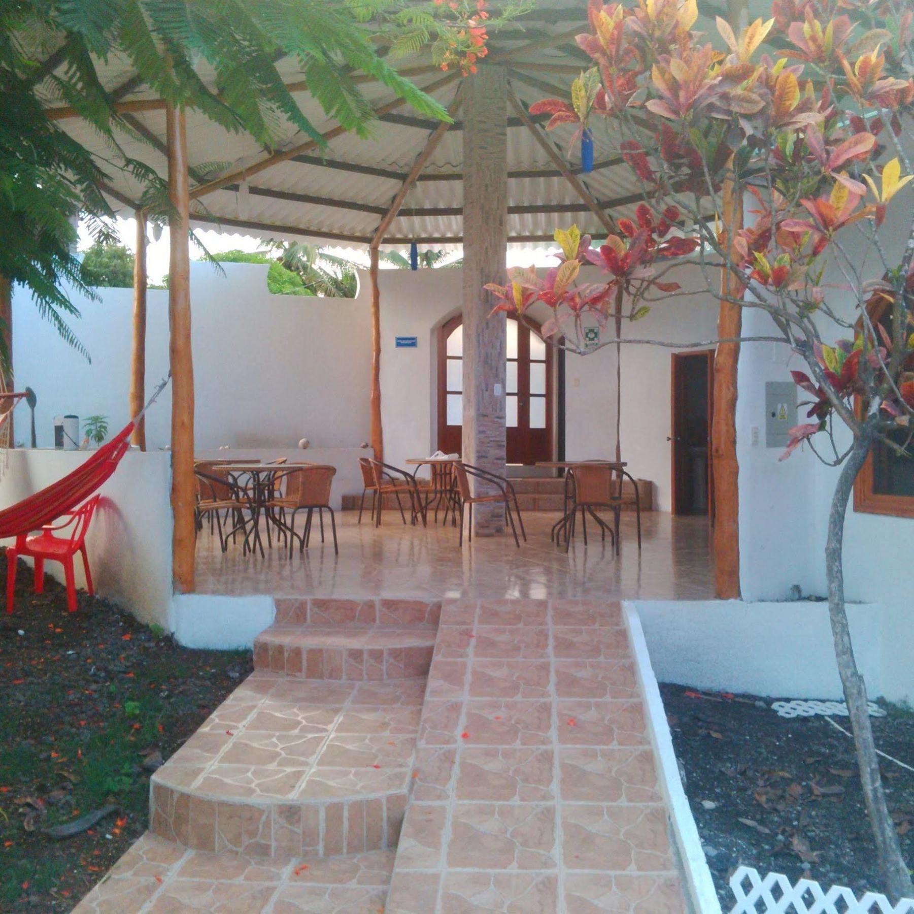 Hostal White House Galapagos Пуэрто-Айора Экстерьер фото