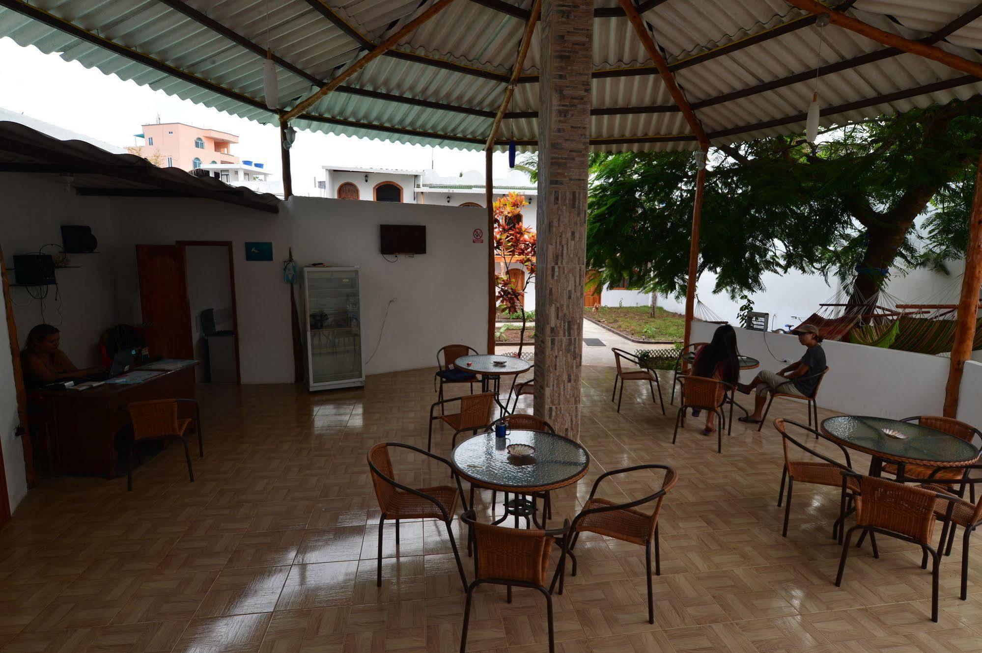 Hostal White House Galapagos Пуэрто-Айора Экстерьер фото