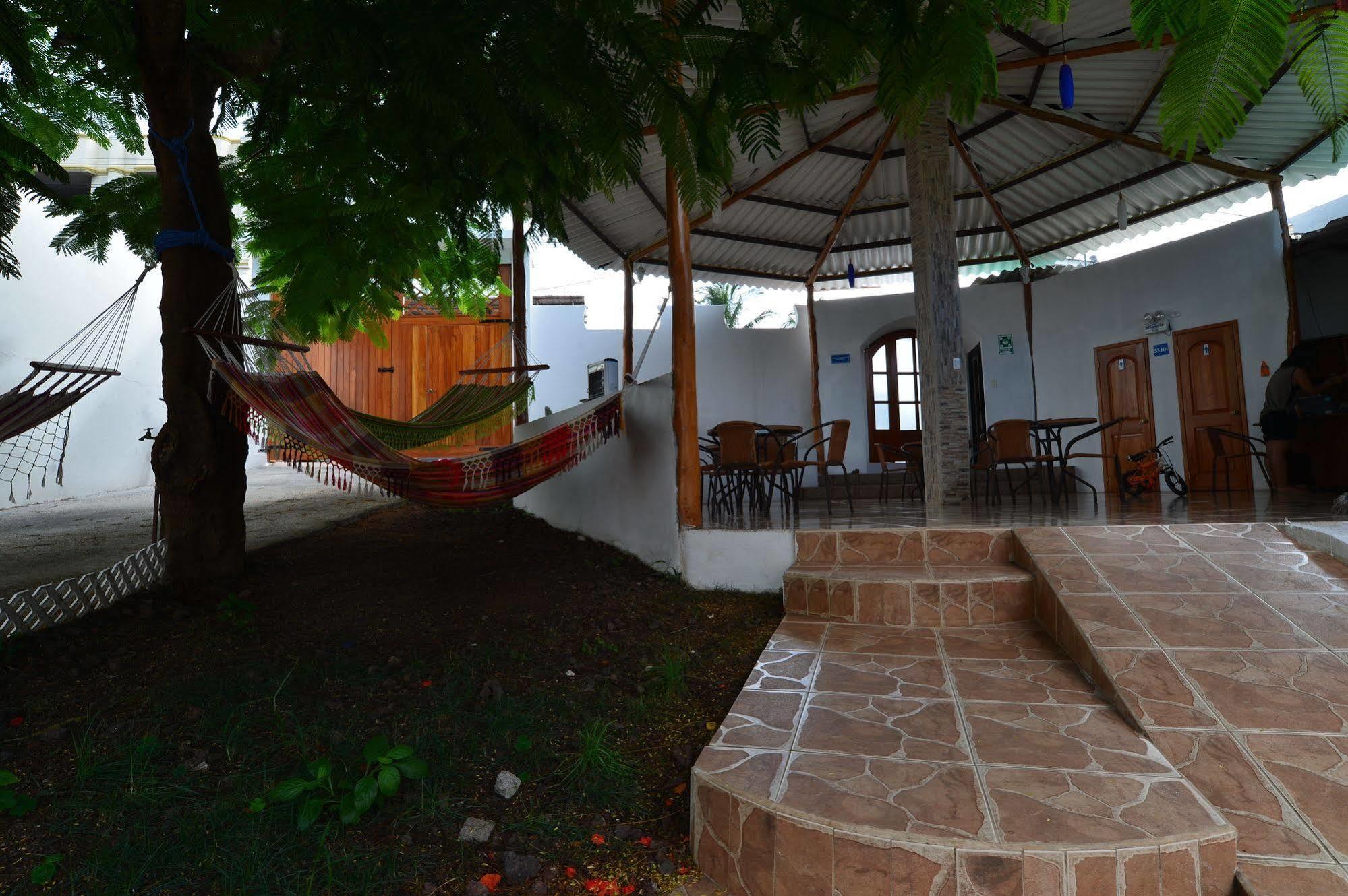 Hostal White House Galapagos Пуэрто-Айора Экстерьер фото