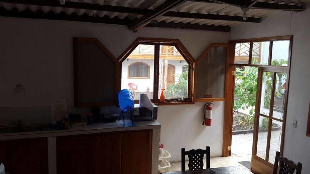 Hostal White House Galapagos Пуэрто-Айора Экстерьер фото