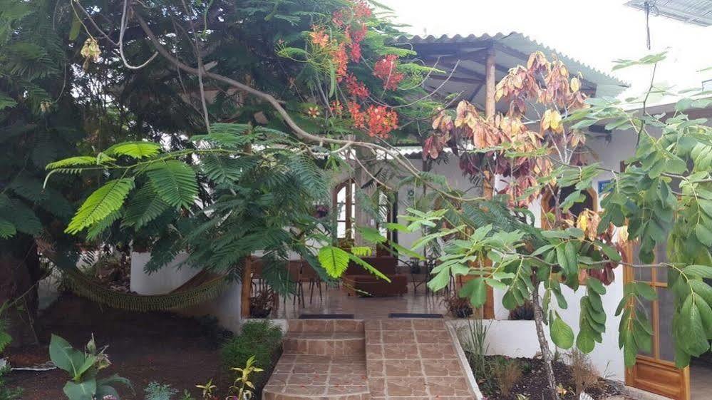 Hostal White House Galapagos Пуэрто-Айора Экстерьер фото