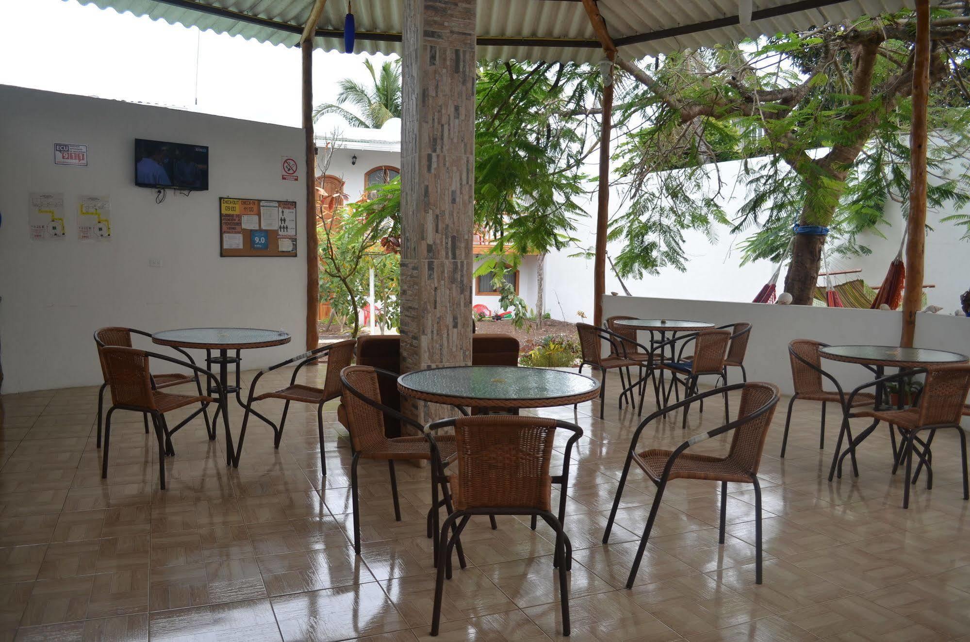 Hostal White House Galapagos Пуэрто-Айора Экстерьер фото